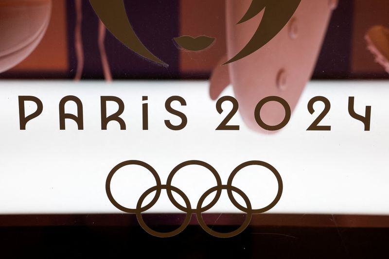&copy; Reuters. شعار أولمبياد باريس 2024 على نافذة أحد المتاجر بفرنسا في الثامن من فبراير شباط 2024. تصوير: بنوا تيسيه - رويترز