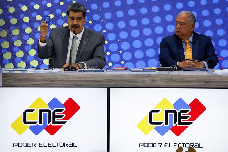 &copy; Reuters. Le président du Venezuela Nicolas Maduro et le président de la commission électorale nationale, Elvis Amoroso. /Photo prise le 4 décembre 2023/REUTERS/Leonardo Fernandez Viloria