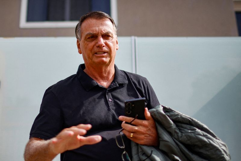 &copy; Reuters. Imagen de archivo. El expresidente brasileño Jair Bolsonaro hace gestos mientras se encuentra frente a su casa antes de testificar ante la Policía Federal en Brasilia, Brasil. 22 de febrero de 2024. REUTERS/Adriano Machado