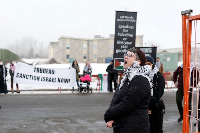 &copy; Reuters. Ativistas pró-palestinos protestam durante anúncio de financiamento habitacional do primeiro-ministro do Canadá, Justin Trudeau, em Edmonton, Alberta, Canadá
21/02/2024
REUTERS/Amber Bracken