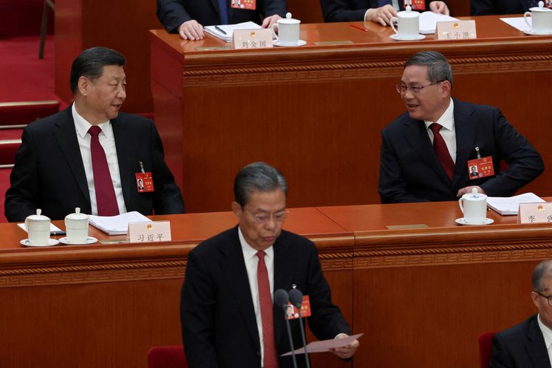 &copy; Reuters. FILE PHOTO: Chinese President Xi Jinping and Premier Li Qiang chat at the opening session of the National People's Congress (NPC) at the Great Hall of the People in Beijing, China March 5, 2024. REUTERS/Florence Lo/File Photo