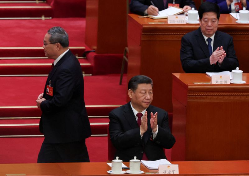 © Reuters. FILE PHOTO: Chinese Premier Li Qiang walks past Chinese President Xi Jinping during the opening session of the National People's Congress (NPC) at the Great Hall of the People in Beijing, China March 5, 2024. REUTERS/Florence Lo/File Photo