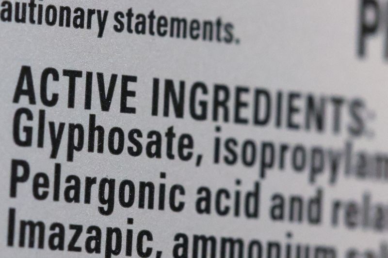 &copy; Reuters. FILE PHOTO: Roundup's list of ingredients, including Glyphosate, is seen on a bottle set for sale in a store in Manhattan, New York City, U.S., June 30, 2022. REUTERS/Andrew Kelly/File Photo