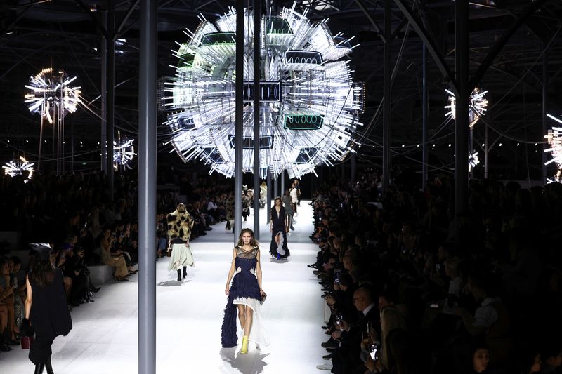 &copy; Reuters. Modelos presentan creaciones del diseñador Nicolas Ghesquiere como parte de su colección de prêt-à-porter para mujeres Otoño-Invierno 2024/2025 para Louis Vuitton durante la Semana de la Moda de París en París, Francia, el 5 de marzo de 2024. REUTE