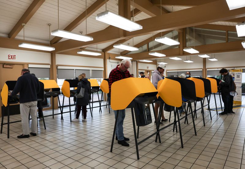 &copy; Reuters. Votantes depositan sus papeletas en el centro de votación Burton Chace Park durante las elecciones primarias del Supermartes en Marina Del Rey, California, Estados Unidos. 5 de marzo de 2024. REUTERS/Aude Guerrucci