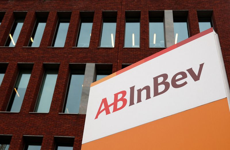 © Reuters. FILE PHOTO: The logo of Anheuser-Busch InBev is pictured outside the brewer's headquarters in Leuven, Belgium February 28, 2019.  REUTERS/Francois Lenoir/File Photo