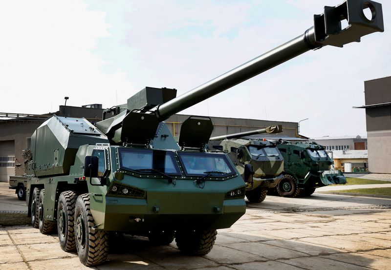 &copy; Reuters. FILE PHOTO: A DITA howitzer-gun vehicle stands is pictured the arms factory in Sternberk, Czech Republic, February 27, 2024. REUTERS/Piroschka van de Wouw/File photo