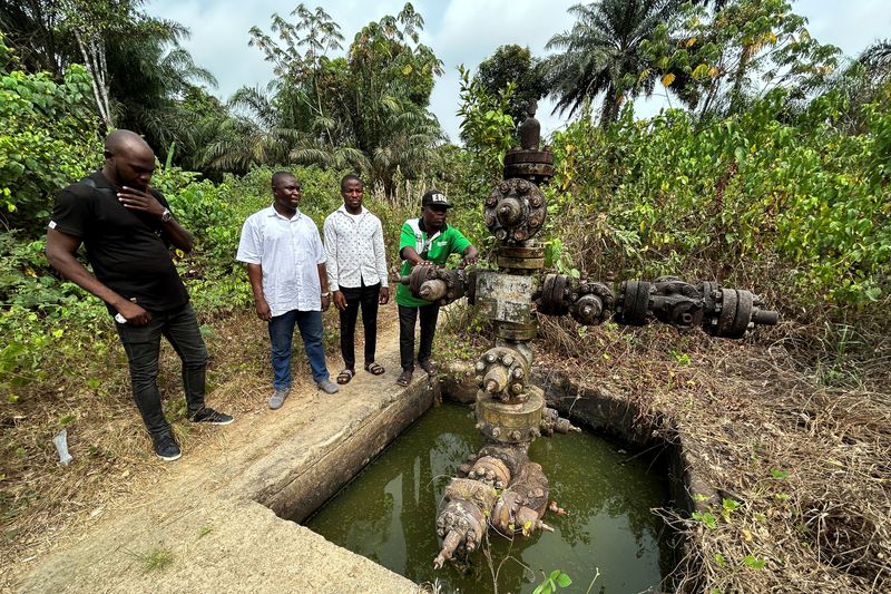 © Reuters. Lawyer Nelson Abali and his staff members look at a Shell abandoned oil well installation in Bayelsa State, Nigeria February 8, 2024. REUTERS/Seun Sanni