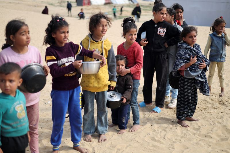 &copy; Reuters. أطفال فلسطينيون نازحون في انتظار الحصول على طعام في مخيم للاجئين في رفح جنوب قطاع غزة يوم 27 فبراير شباط 2024. تصوير: إبراهيم أبو مصطفى - رويترز.