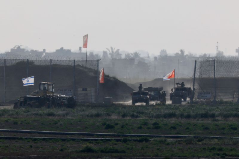 &copy; Reuters. Veicoli militari israeliani escono dalla Striscia di Gaza, nel corso del conflitto in corso tra Israele e il gruppo palestinese Hamas, visti da Israele, 5 marzo 2024. REUTERS/Amir Cohen