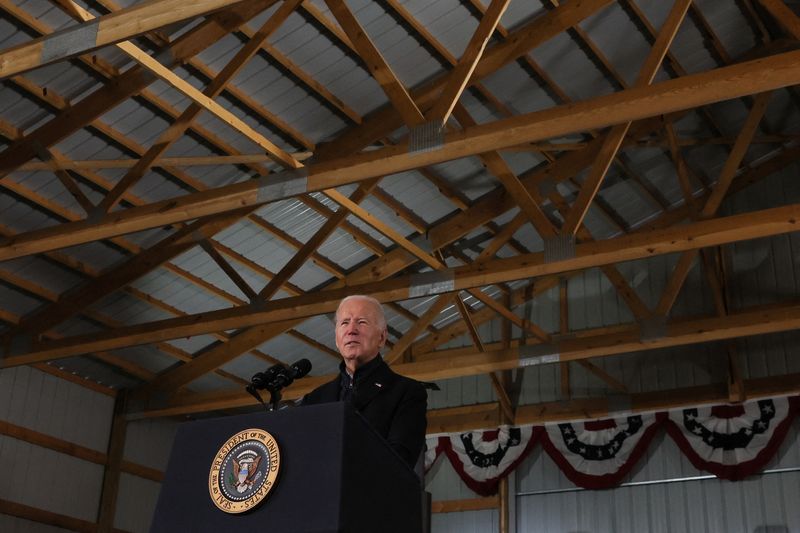 &copy; Reuters. FOTO DE ARCHIVO. El presidente de Estados Unidos, Joe Biden, pronuncia un discurso durante una visita a Dutch Creek Farms en Northfield, Minnesota, Estados Unidos. 1 de noviembre de 2023. REUTERS/Leah Millis