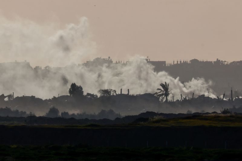 &copy; Reuters. دخان يتصاعد من غزة، وسط الصراع المستمر بين إسرائيل وحركة المقاومة الإسلامية الفلسطينية حماس، كما يظهر من إسرائيل يوم الثلاثاء. تصوير: أمير 