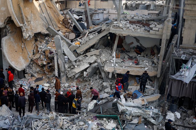 &copy; Reuters. فلسطينيون يتجمعون عند موقع قصف إسرائيلي في رفح بجنوب قطاع غزة يوم الرابع من مارس آذار 2024. تصوير: محمد سالم - رويترز.
