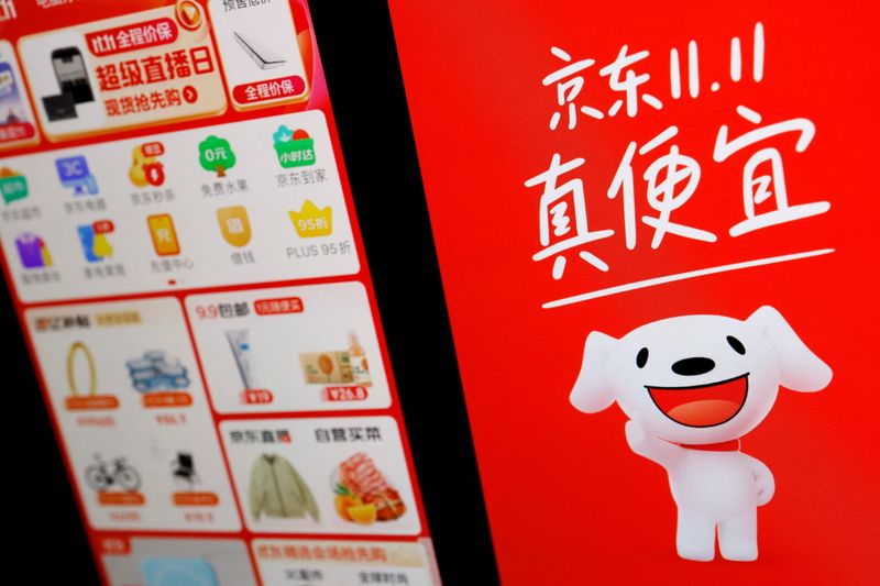 © Reuters. FILE PHOTO: The logo of e-commerce app JD.com is displayed next to a mobile phone displaying the app, in this illustration picture taken October 25, 2023. REUTERS/Florence Lo/Illustration/File Photo