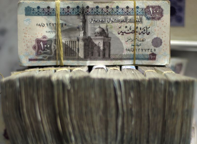 © Reuters. أوراق نقدية من الجنيه المصري في صورة من أرشيف رويترز.