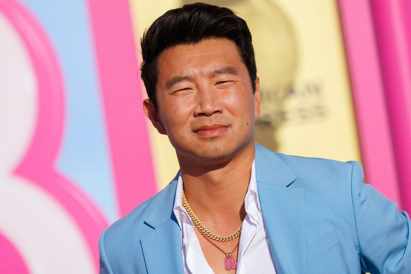 &copy; Reuters. FILE PHOTO: Actor Simu Liu poses on the pink carpet during the World Premiere of the film "Barbie" in Los Angeles, California, U.S., July 9, 2023.  REUTERS/Mike Blake/File Photo