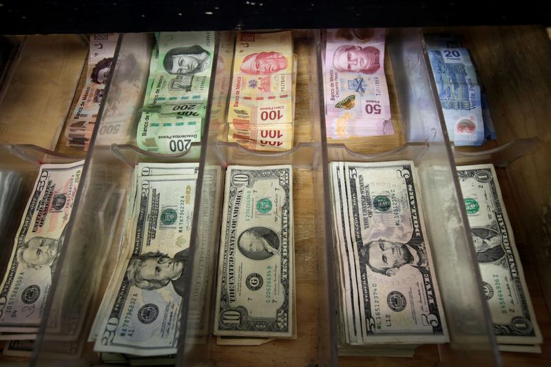 &copy; Reuters. Mexican Peso and U.S. Dollars banknotes are pictured at a currency exchange shop in Ciudad Juarez, Mexico January 15, 2018. REUTERS/Jose Luis Gonzalez