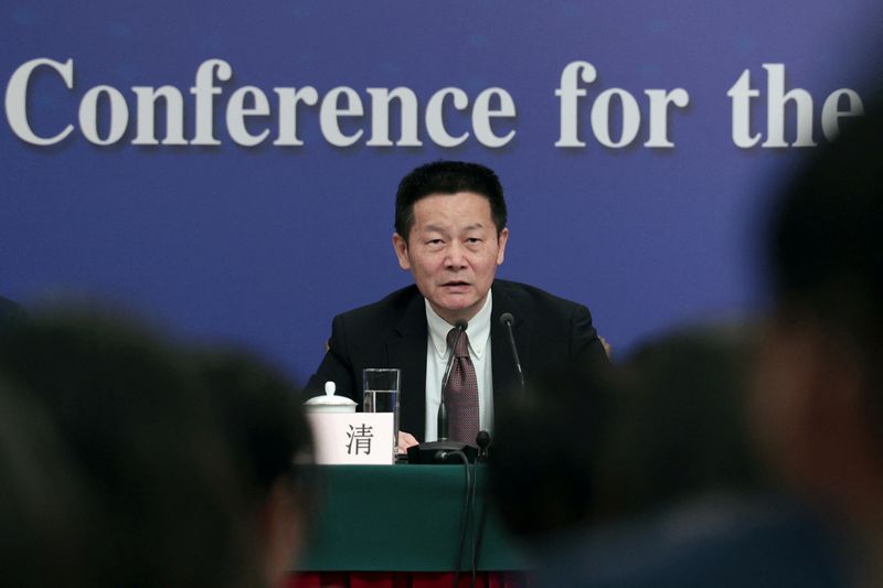 &copy; Reuters. El presidente de la Comisión Reguladora del Mercado de Valores de China, Wu Qing, participa en una conferencia de prensa en los márgenes de Congreso Nacional Popular en Pekín, China. 6 marzo 2024. REUTERS/Tingshu Wang