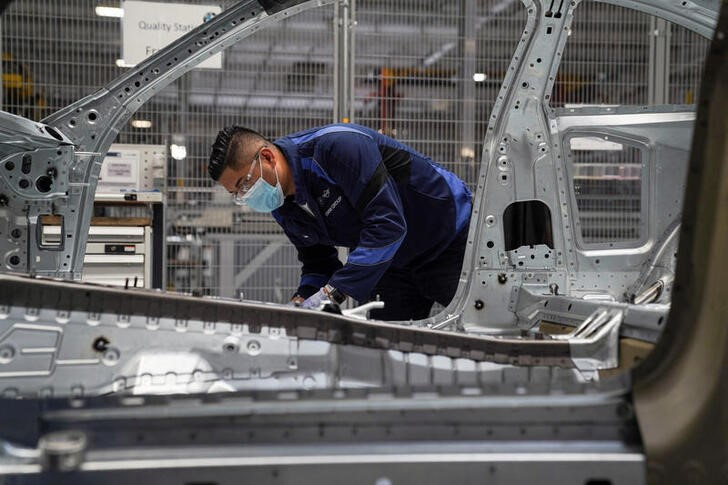 &copy; Reuters. Imagen de archivo de un empleado revisando la calidad de una parte de un BMW en la planta de la automotriz alemana en San Luis Potosí, México. 3 febrero 2023. REUTERS/Toya Sarno Jordan