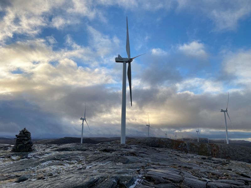 © Reuters. FILE PHOTO:  A view of the Roan onshore wind farm, as a Norwegian case over indigenous rights continues, in the Fosen region, Norway November 12, 2021. REUTERS/Nora Buli/File Photo