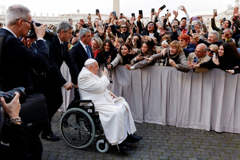 &copy; Reuters. البابا فرنسيس يجلس على كرسي متحرك بينما يحيي الحضور يوم اللقاء الأسبوعي في ساحة القديس بطرس بالفاتيكان يوم الأربعاء. تصوير: ريمو كاسيلي - رو