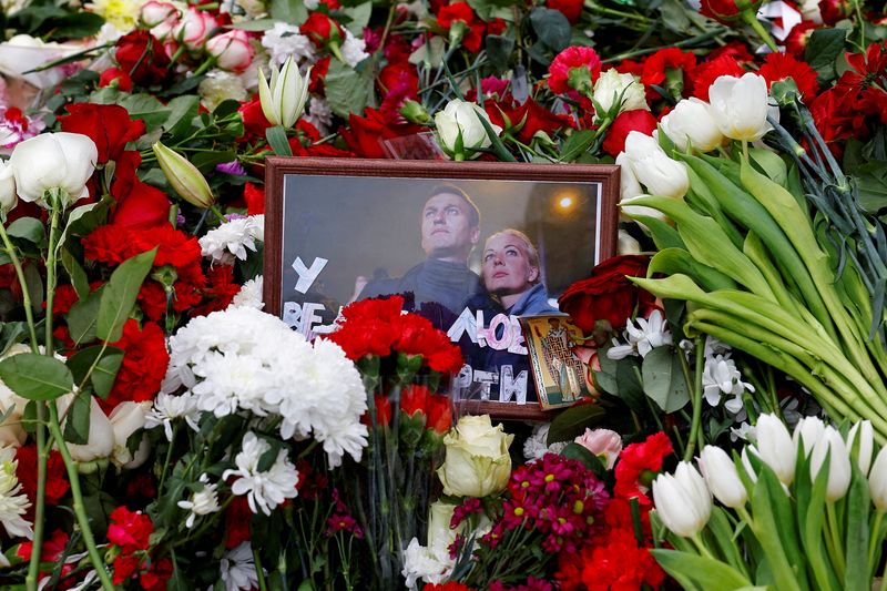 &copy; Reuters. FOTO DE ARCHIVO: Una fotografía del político opositor ruso Alexéi Navalni y su esposa Yulia es colocada entre flores en la tumba del político opositor ruso Alexéi Navalni tras su funeral en el cementerio de Borisovskoye en Moscú, Rusia. 2 de marzo d