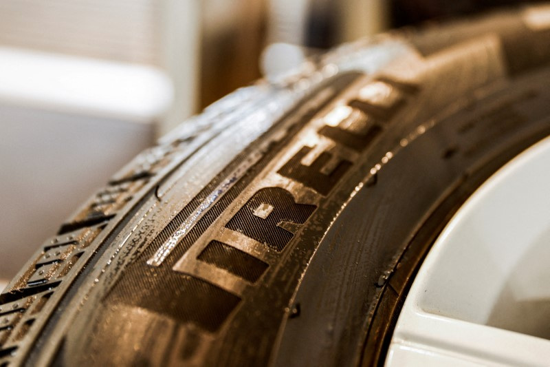 &copy; Reuters. Uno pneumatico prodotto dall'azienda italiana Pirelli è esposto in una concessionaria di Mosca, Russia, 23 marzo 2023. REUTERS/Maxim Shemetov/Foto d'archivio
