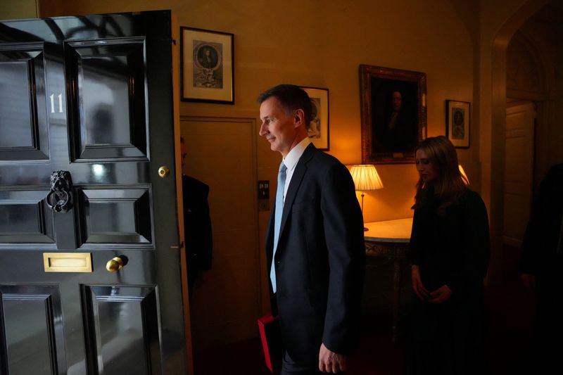 &copy; Reuters. Britain's Chancellor of the Exchequer Jeremy Hunt leaves 11 Downing Street with the despatch box to present his spring budget to the parliament on March 6, 2024, in London, Britain. Carl Court/Pool via REUTERS