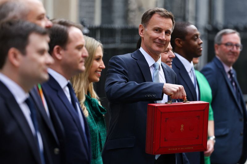 &copy; Reuters. British Chancellor of the Exchequer Jeremy Hunt holds the red budget box outside his office on Downing Street in London, Britain March 6, 2024. REUTERS/Toby Melville