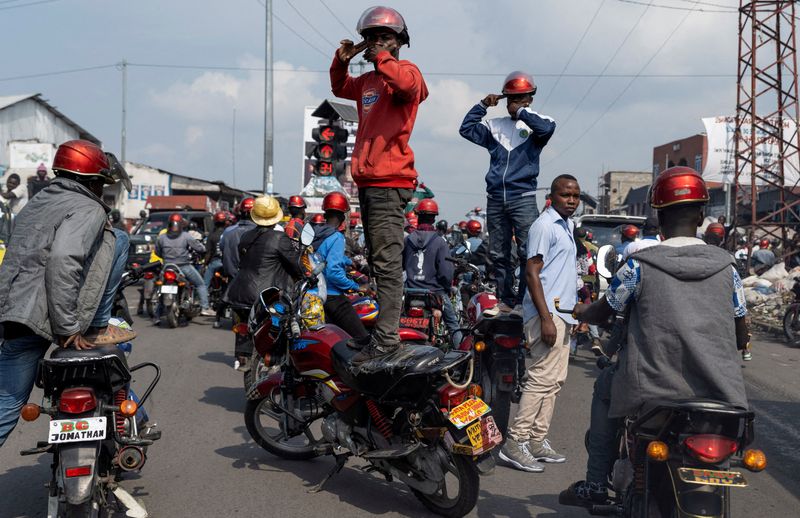 &copy; Reuters. متظاهرون يلوحون خلال مسيرة تدعو لنهاية القتال بين حركة إم 23 والجيش الكونجولي في جوما بإقليم نورث كيفو في جمهورية الكونجو الديمقراطية يوم 19 