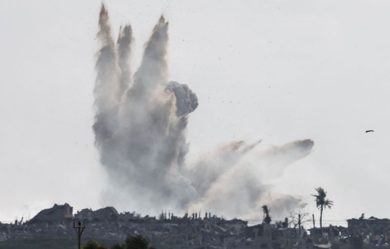 © Reuters. دخان يتصاعد جراء انفجار في قطاع غزة إثر غارة إسرائيلية كما يظهر من الحدود الإسرائيلية مع غزة في جنوب إسرائيل يوم الأربعاء. تصوير: أمير كوهين - رويترز.