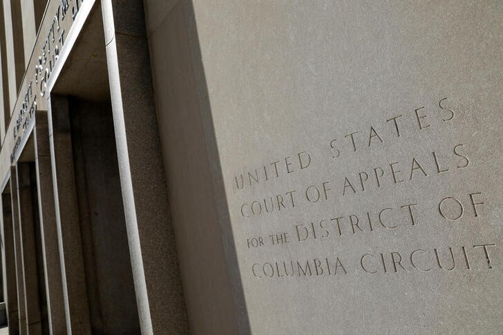 © Reuters. Signage is seen at the entrance of the United States Court of Appeals for the District of Columbia Circuit in Washington, D.C., U.S., August 30, 2020. REUTERS/Andrew Kelly