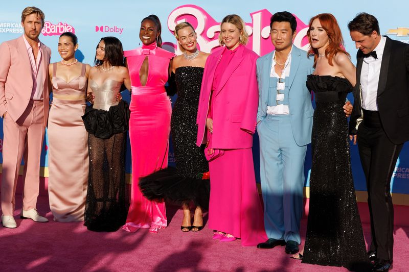 © Reuters. FILE PHOTO: Actor Simu Liu (in blue suit) poses next to director Greta Gerwig and the cast of the film 