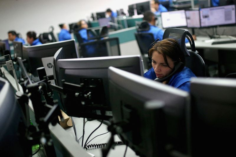 &copy; Reuters. Une employée dans un call-center. /Photo prise le 1er avril 2020/REUTERS/Luisa Gonzalez