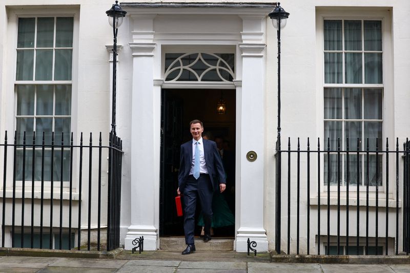 &copy; Reuters. British Chancellor of the Exchequer Jeremy Hunt walks with the red budget box outside his office on Downing Street in London, Britain, March 6, 2024. REUTERS/Hannah McKay