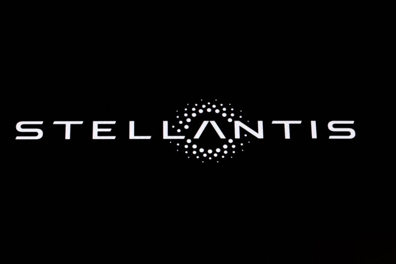 &copy; Reuters. FOTO DE ARCHIVO: El logotipo de la empresa Stellantis N.V. en el parqué de la Bolsa de Nueva York (NYSE) en la ciudad de Nueva York, EE.UU., el 31 de enero de 2024. REUTERS/Brendan McDermid/Fotografía de archivo
