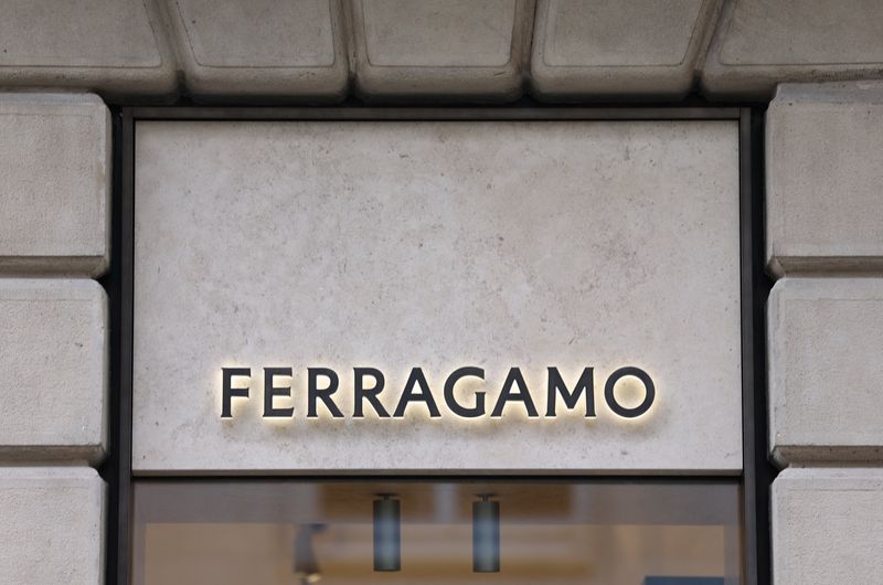 &copy; Reuters. Il logo della casa di moda italiana di lusso Salvatore Ferragamo in un negozio di Milano. REUTERS/Claudia Greco