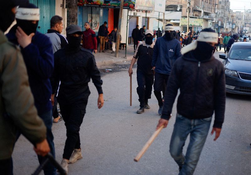 With police absent in Gaza, vigilante groups arrive on the streets