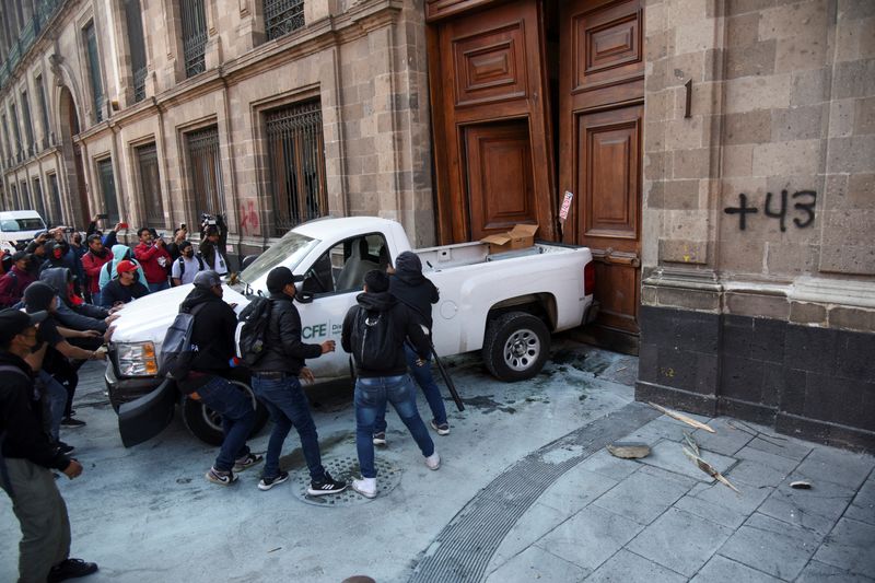 &copy; Reuters. Manifestantes contra o desaparecimento de 43 estudantes de Ayotzinapa em 2014 tentam entrar à força no Palácio Nacional na Cidade do México, México
06/03/2024
REUTERS/Stringer