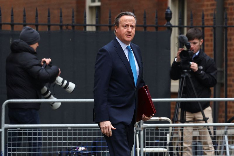 &copy; Reuters. وزير الخارجية البريطاني ديفيد كاميرون قبل اجتماع للحكومة في لندن يوم الأربعاء. تصوير: هانا مكاي - رويترز