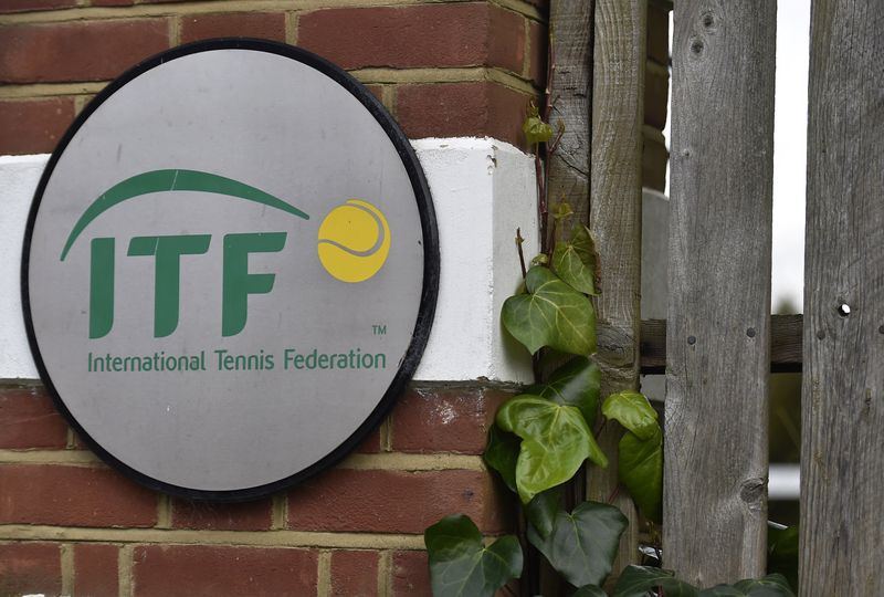 &copy; Reuters. Foto de archivo: El logo de la Federación Internacional de Tenis se ve en la entrada de su sede, donde se encuentra la Unidad de Integridad del Tenis, en Londres. 18 de enero de 2016. REUTERS/Toby Melville.