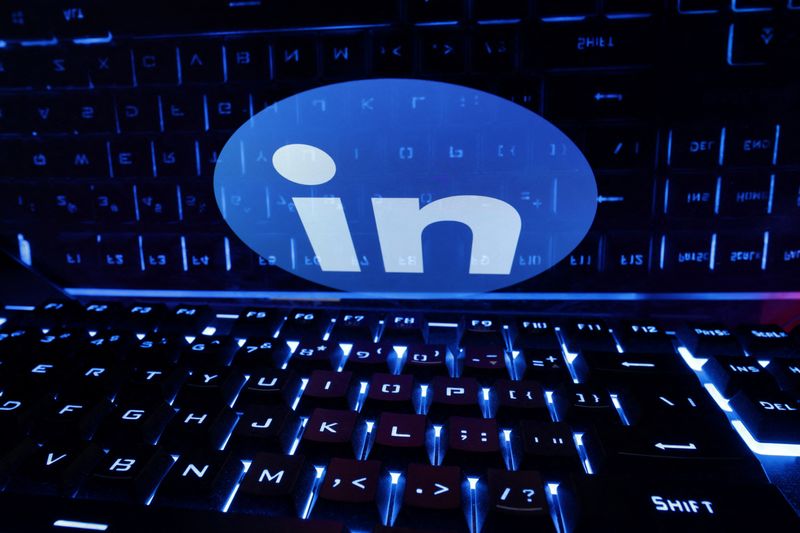 &copy; Reuters. Un teclado se observa delante de un logotipo de LinkedIn en esta ilustración tomada el 21 de febrero de 2023. REUTERS/Dado Ruvic/Ilustración