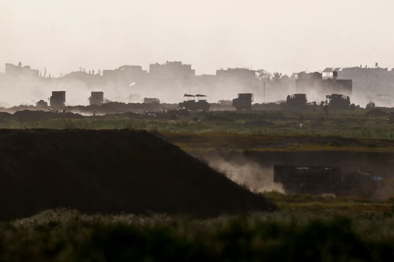 &copy; Reuters. قافلة من المدرعات الإسرائيلية تناور كما شوهدت من جنوب إسرائيل على الحدود الإسرائيلية مع قطاع غزة يوةم الأربعاء . تصوير: أمير كوهين - رويترز