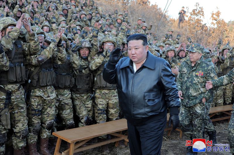 &copy; Reuters. 　北朝鮮国営の朝鮮中央通信（ＫＣＮＡ）は３月７日、金正恩朝鮮労働党総書記が６日に西部の主要軍事作戦基地で部隊の訓練を視察し、戦争への準備態勢を強化するよう指示したと伝えた