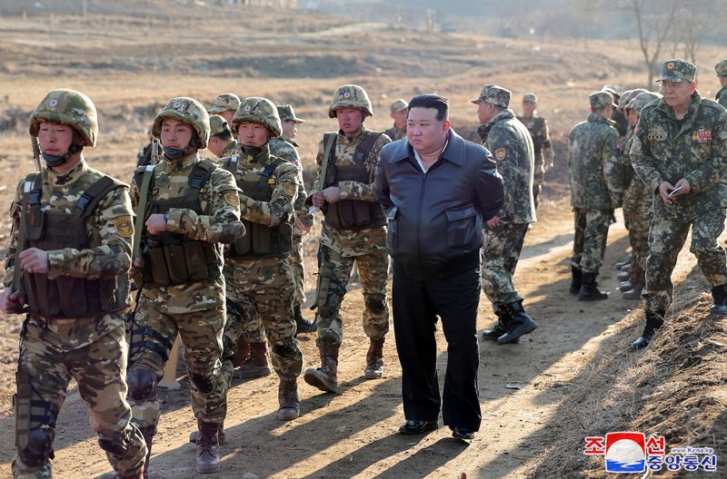&copy; Reuters. El líder norcoreano Kim Jong Un inspecciona el entrenamiento de campo de las tropas en una importante base de operaciones militares en la región occidental del país, mientras ordenaba aumentar la preparación para la guerra, informó la agencia de noti