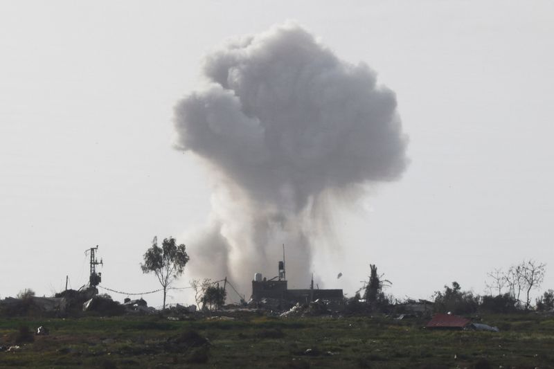 &copy; Reuters. دخان يتصاعد بعد غارة جوية إسرائيلية على غزة، وسط الصراع المستمر بين إسرائيل وحركة حماس الإسلامية الفلسطينية، كما يظهر من حدود إسرائيل مع غز
