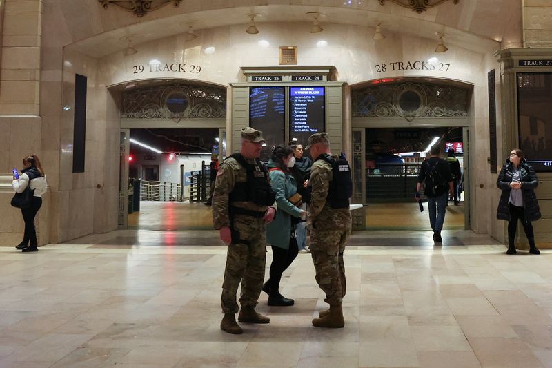© Reuters. New York National Guard members stand guard inside Grand Central Station in New York City, U.S., March 6, 2024. REUTERS/Shannon Stapleton