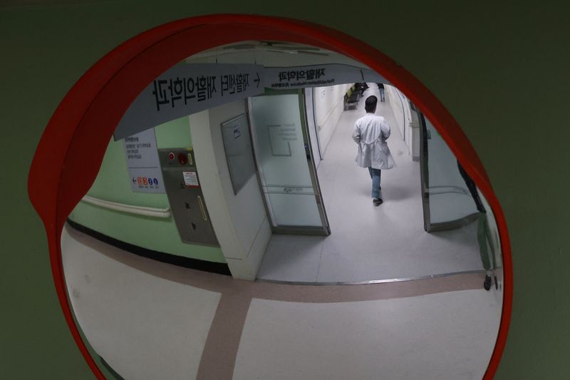 &copy; Reuters.  ３月６日、韓国では過去２週間、医学部の入学定員を増やす政府の計画に抗議し、数千人の研修医が職場を離脱した。写真は２月、釜山大学病院で撮影（２０２４年　ロイター/Kim Hong-Ji）