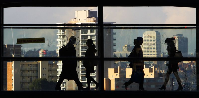 &copy; Reuters. Peak-hour commuters walk across a glass walled bridge between office buildings in Sydney July 27, 2011. REUTERS/Tim Wimborne/File Photo