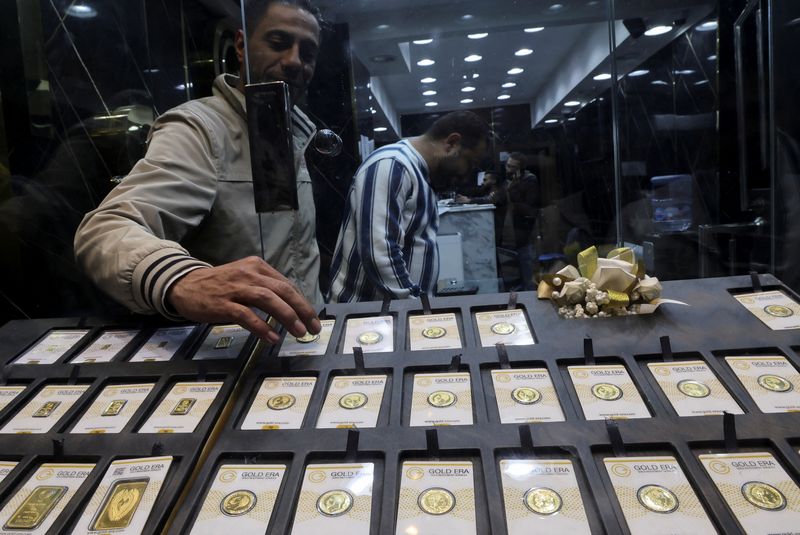 &copy; Reuters. سبائك وعملات من الذهب داخل متجر في منطقة لبيع الذهب في القاهرة يوم 12 يناير كانون الثاني 2024. تصوير: عمرو عبد الله دلش - رويترز